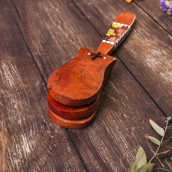 muzykalnyy_instrument_derevo_kastanet_s_uzorom_4x5x23_sm2.jpg